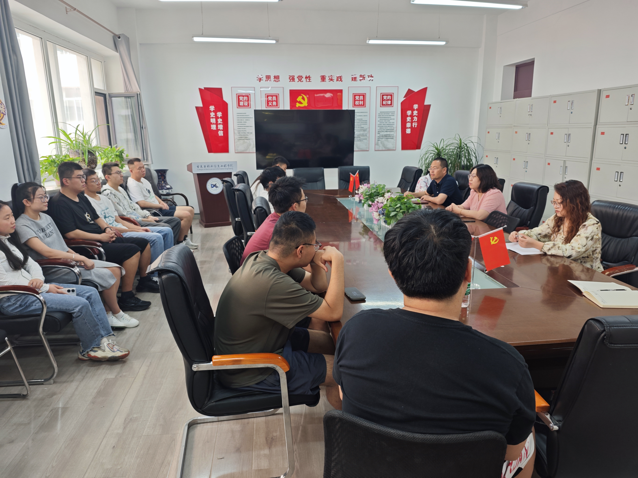 巨乳做爱
电气工程及其自动化专业举行2025届毕业生代表座谈会