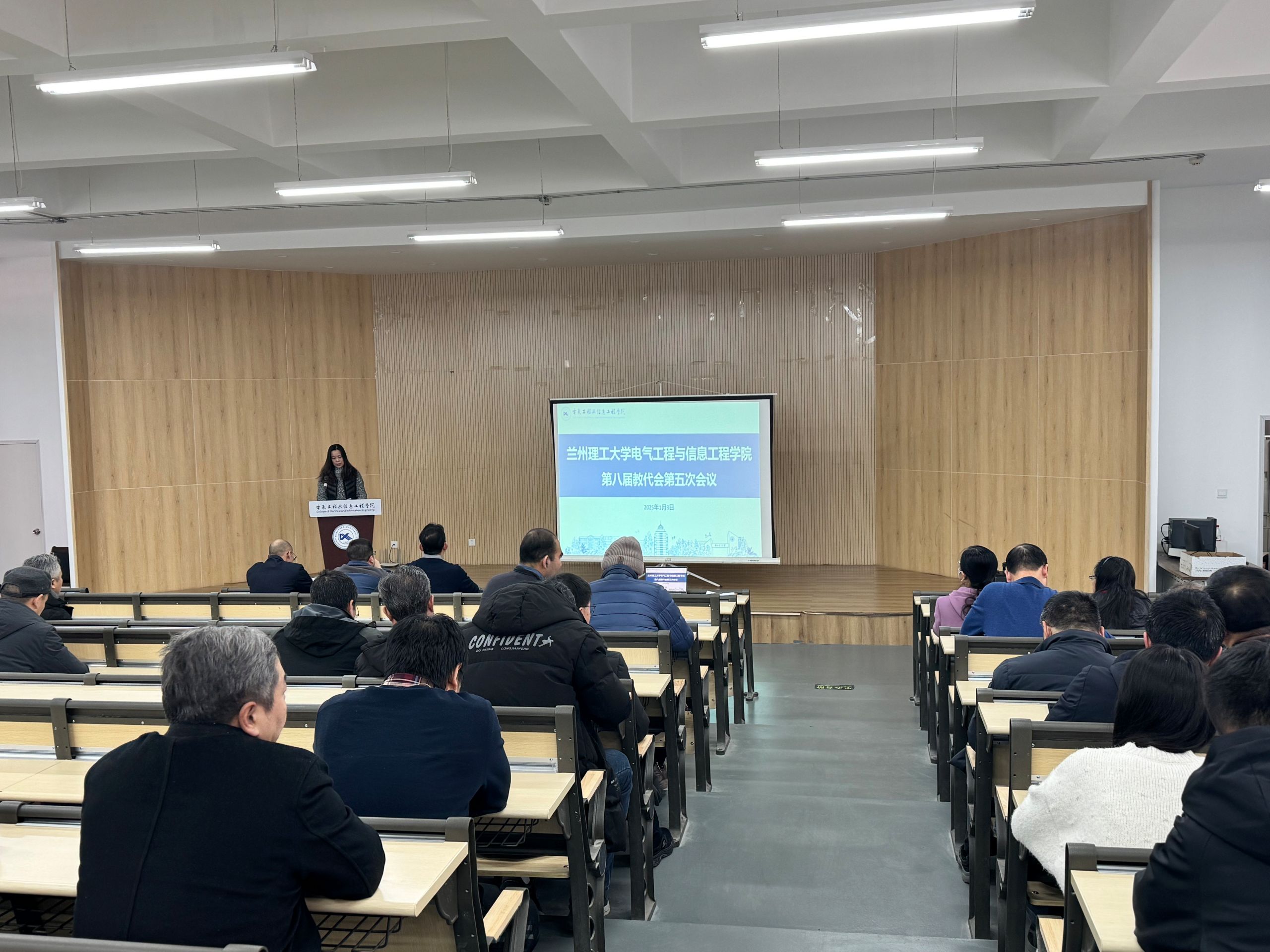巨乳做爱
召开第八届五次教职工代表大会