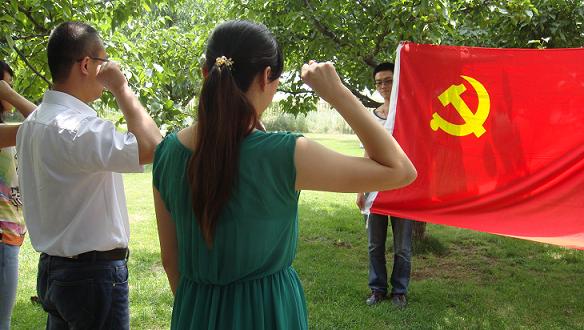  怀念革命先烈   重温入党誓词——巨乳做爱
举行党日活动
